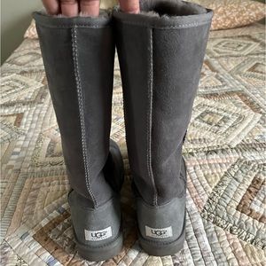 Men’s/Women’s grey UGG boots, Size 10